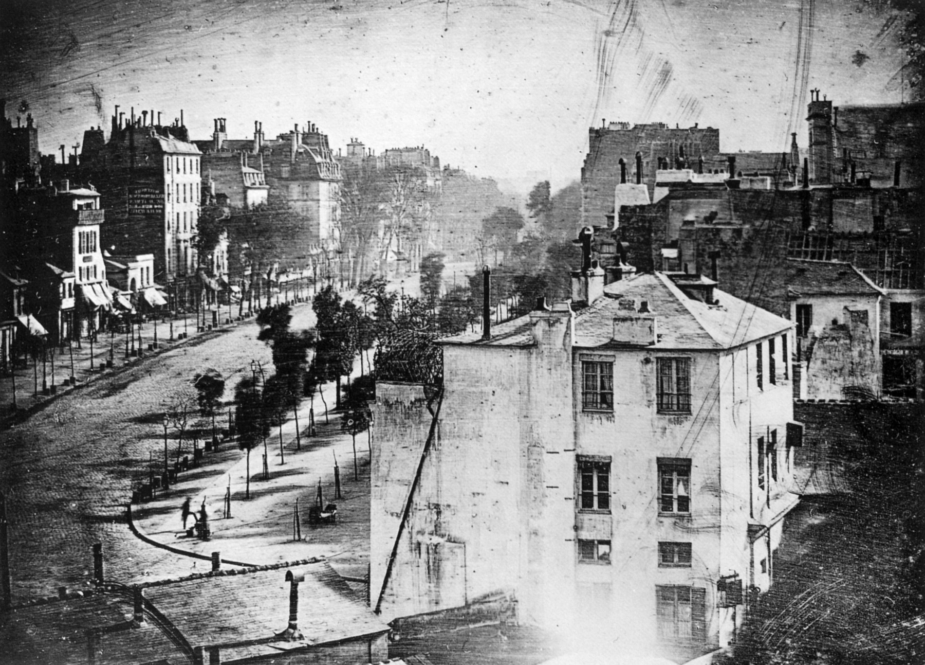 Boulevard du Temple, Louis Daguerre, ok. 1838 — jedna z pierwszych fotografii z widoczną postacią człowieka
