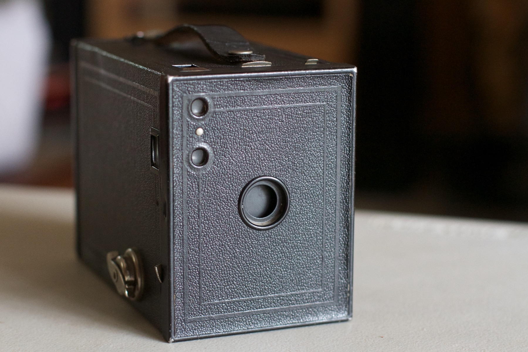 Basic Brownie Camera — prosty aparat, który symbolizuje upowszechnienie fotografii amatorskiej w epoce filmu