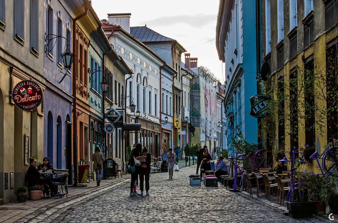 Stare Miasto w Bielsku-Białej — uliczna scena, w której codzienność staje się materiałem do fotografii ulicznej