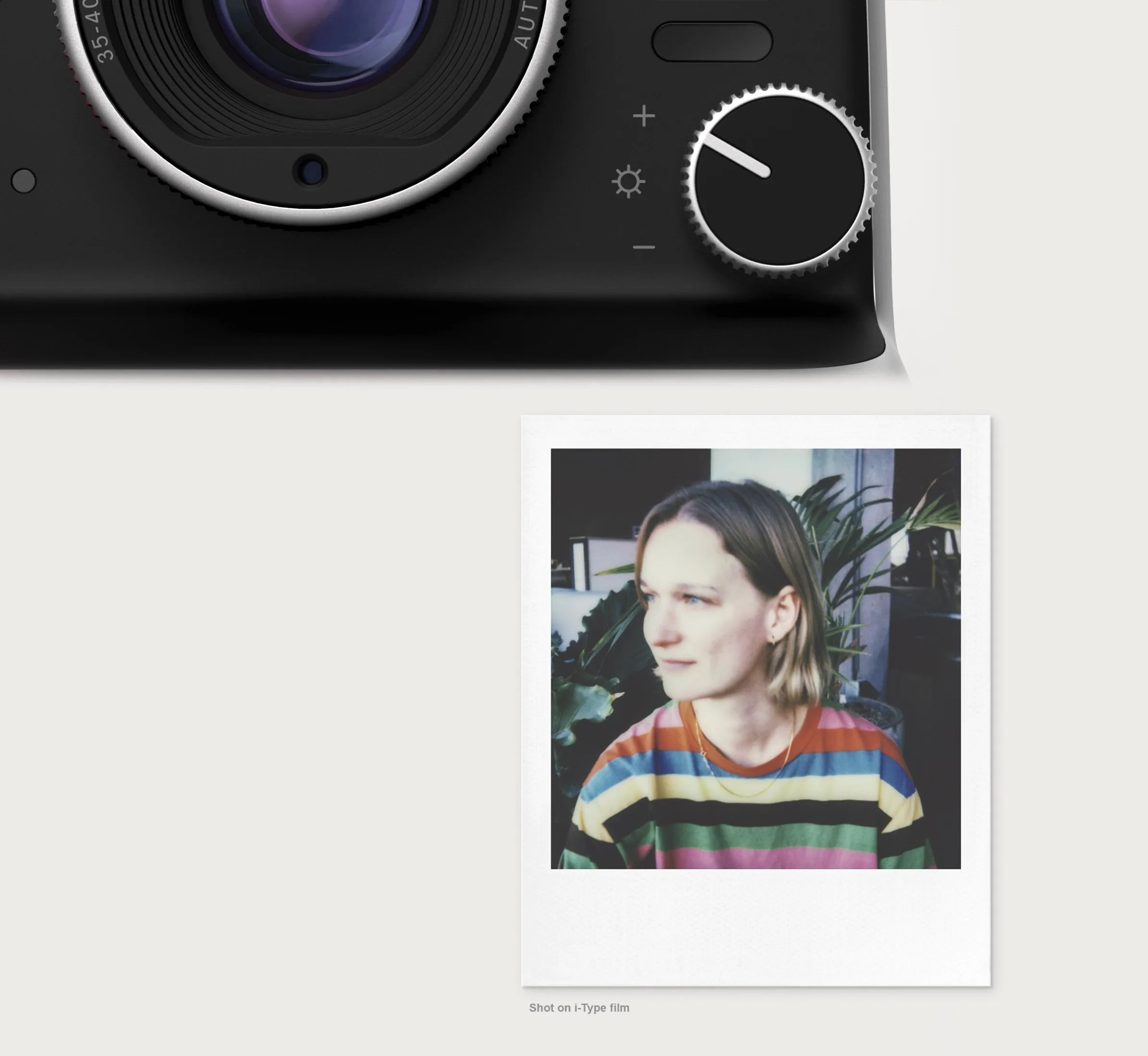 Detal obiektywu i pokrętła korekcji jasności Polaroid Mod z przykładową odbitką