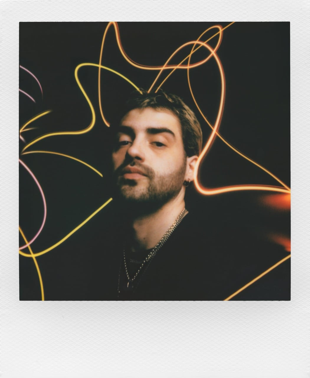 Odbitka z trybu Light Painting Polaroid Mod ze śladami światła