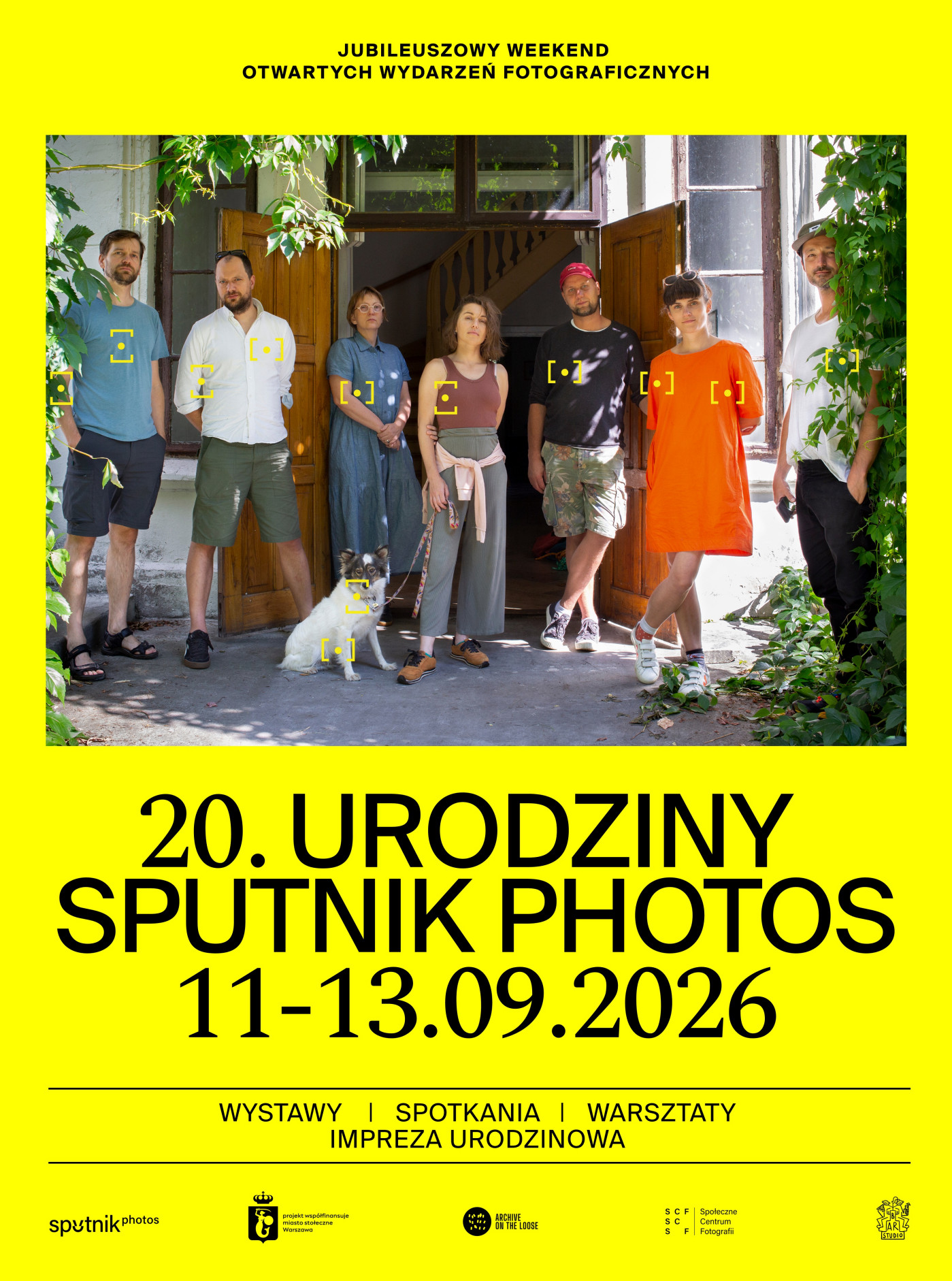 Plakat jubileuszowego weekendu Sputnik Photos ze zdjęciem osób związanych z kolektywem