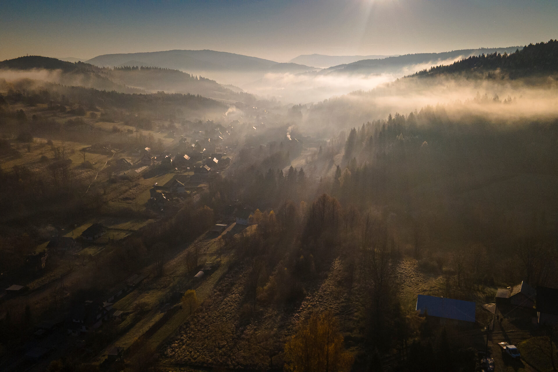 Wioska Bogdanówka w porannej mgle, widok z drona