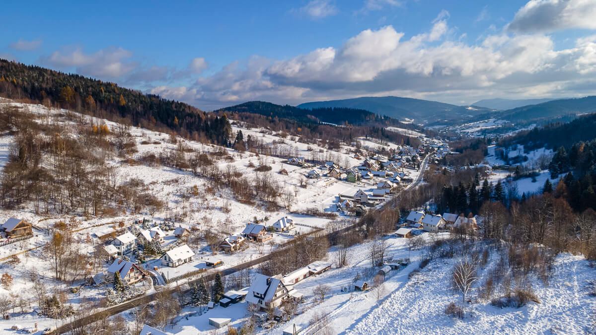 Bogdanówka zimą, ośnieżona dolina z lotu ptaka