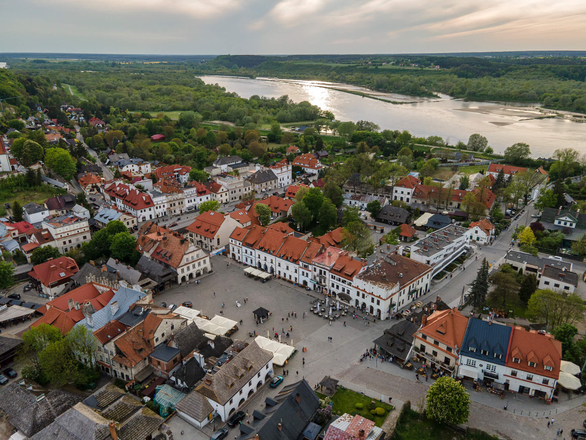 Rynek w Kazimierzu Dolnym nad Wisłą, widok z drona