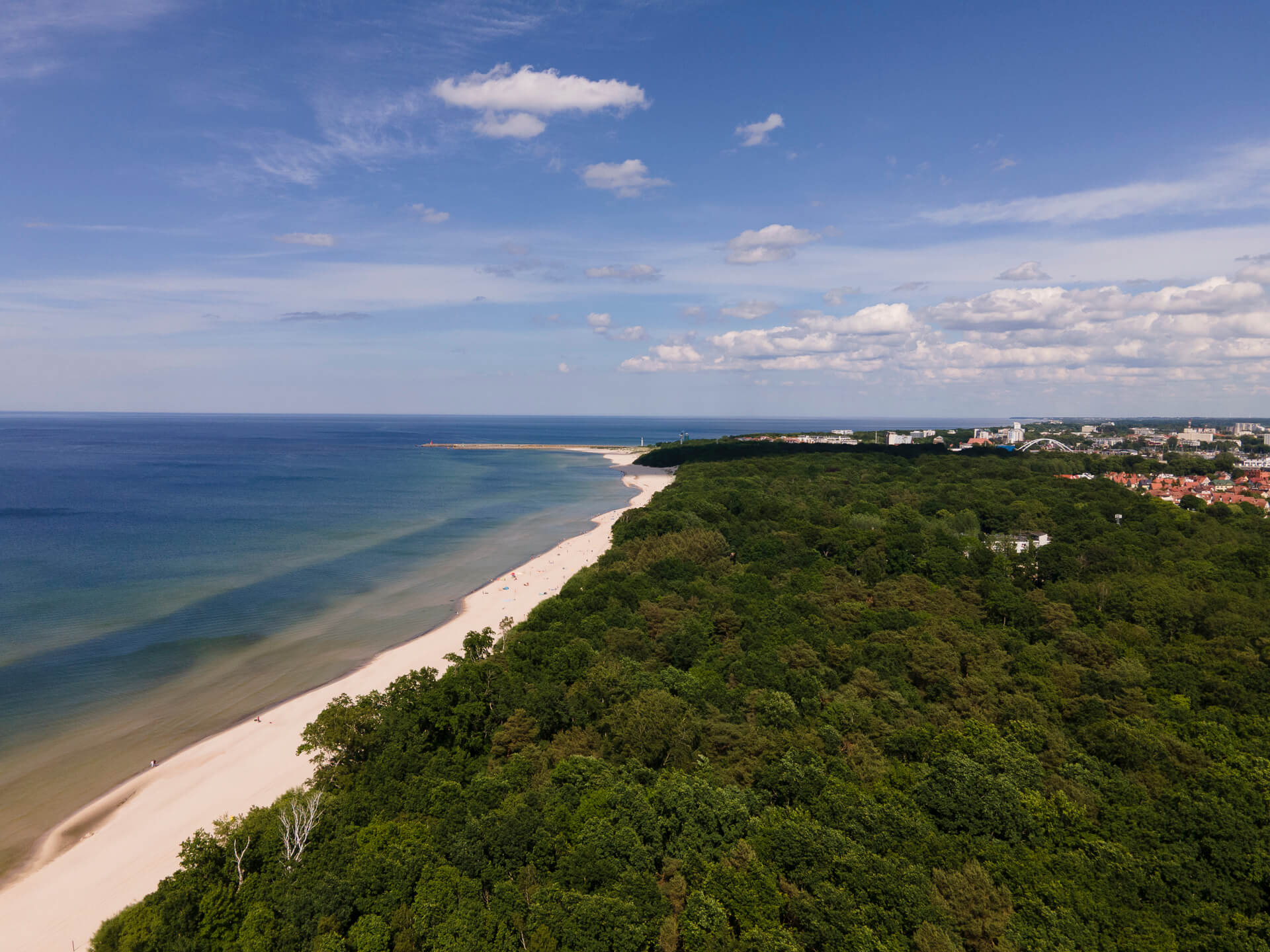 Plaża i wybrzeże w Kołobrzegu z lotu ptaka